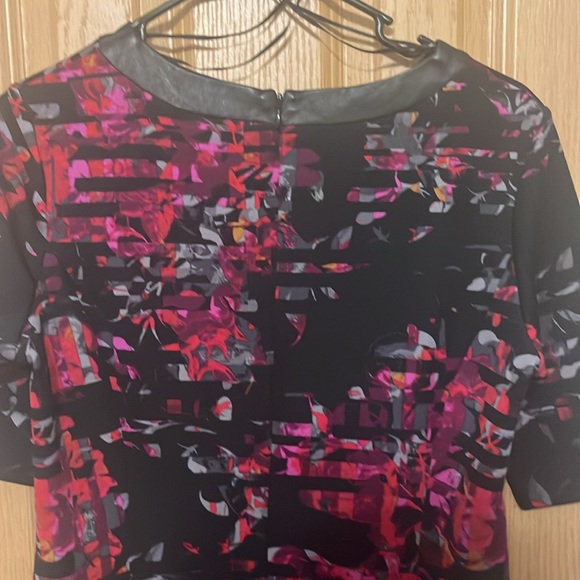 Taylor size 6 midi dress short sleeve, black, red and pink floral pattern - Picture 4 of 5